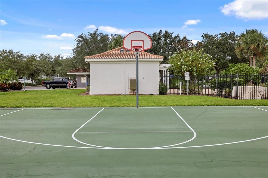 En Venta: $615,000 (4 camas, 2 baños, 2560 Pies cuadrados)