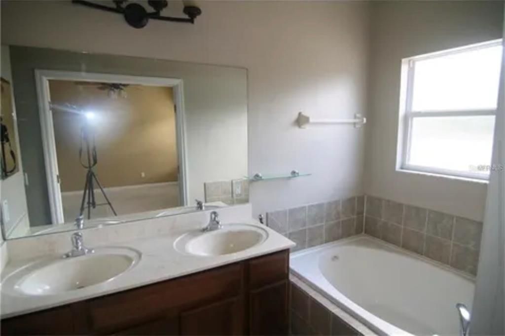 For Rent: $2,350 (3 beds, 2 baths, 1705 Square Feet)