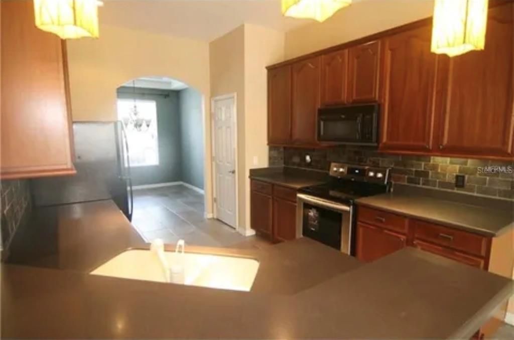 For Rent: $2,350 (3 beds, 2 baths, 1705 Square Feet)