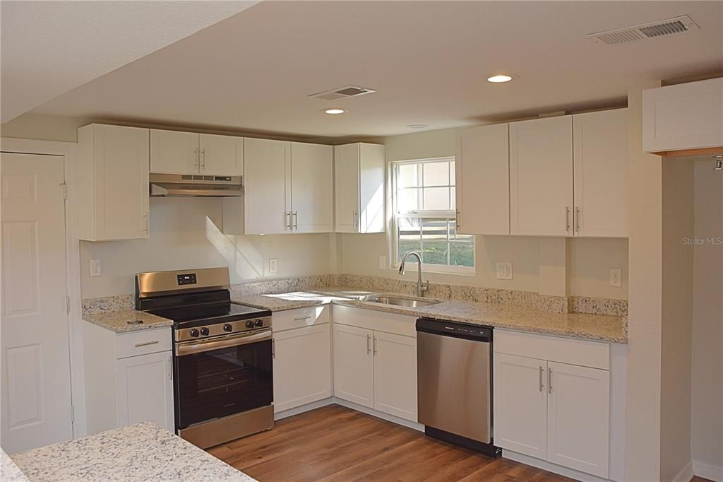 待售: $255,000 (3 贝兹, 2 浴室, 1824 平方英尺)