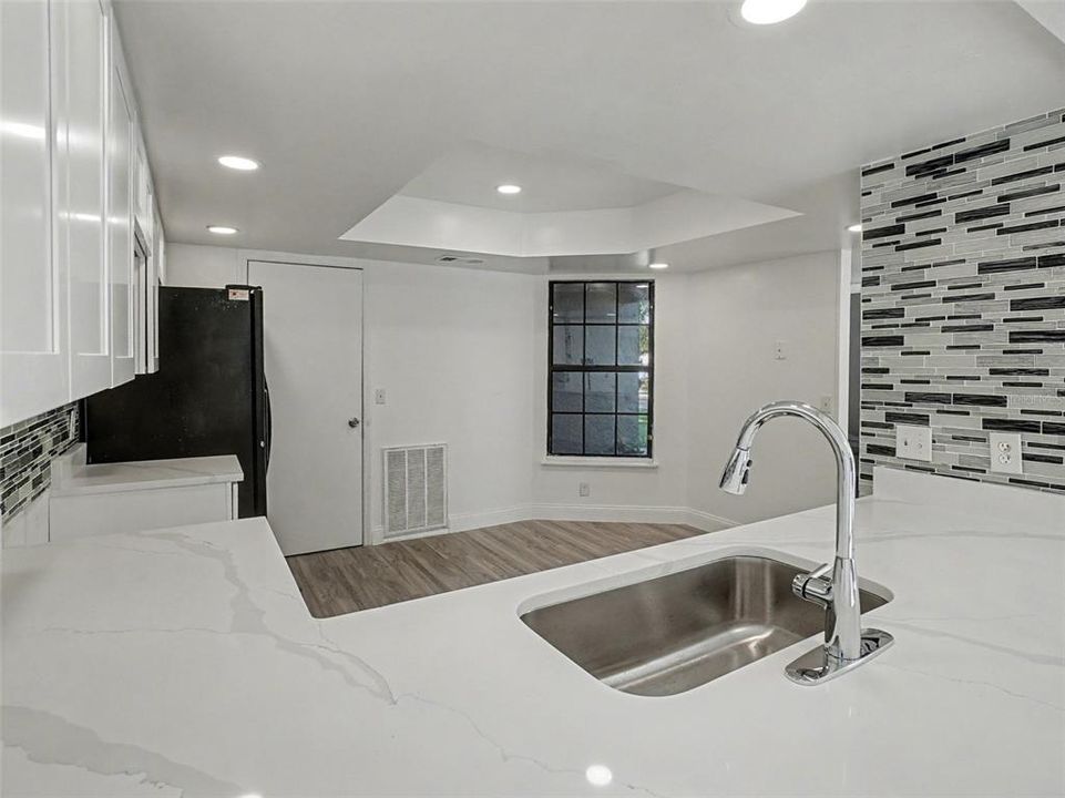 На продажу: $409,000 (3 спален, 2 ванн, 2032 Квадратных фут)