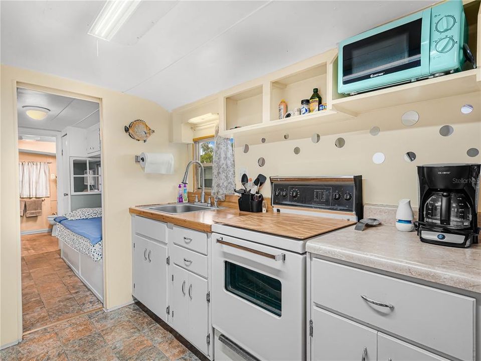 For Sale: $59,500 (1 beds, 1 baths, 518 Square Feet)