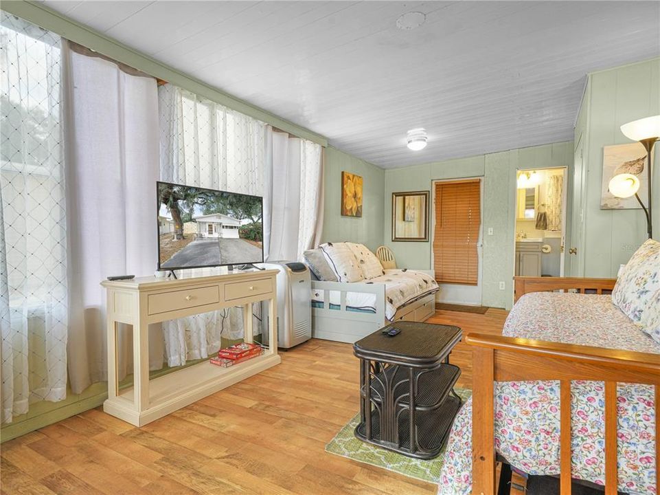 For Sale: $59,500 (1 beds, 1 baths, 518 Square Feet)