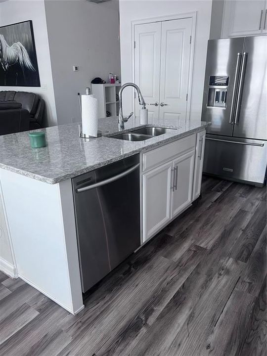 待售: $415,000 (4 贝兹, 3 浴室, 2404 平方英尺)