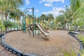 For Sale: $262,000 (2 beds, 2 baths, 1015 Square Feet)