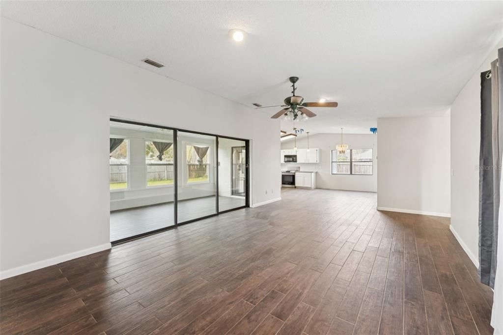 En Venta: $337,500 (3 camas, 3 baños, 1856 Pies cuadrados)