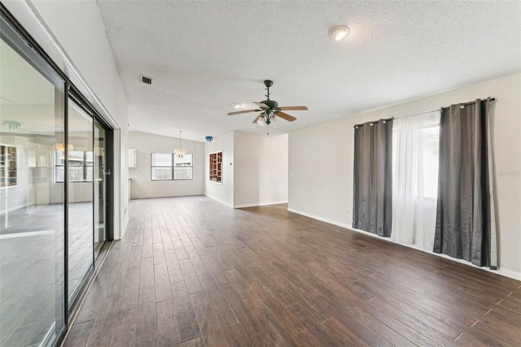 En Venta: $337,500 (3 camas, 3 baños, 1856 Pies cuadrados)