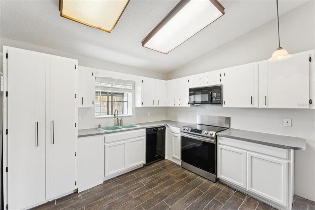 En Venta: $337,500 (3 camas, 3 baños, 1856 Pies cuadrados)