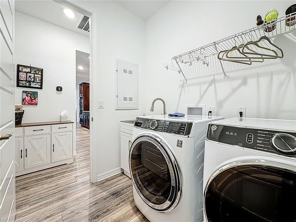 待售: $385,711 (2 贝兹, 2 浴室, 2104 平方英尺)