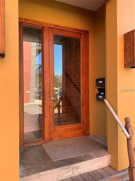 For Rent: $1,300 (1 beds, 1 baths, 800 Square Feet)