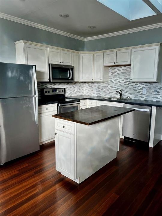 For Rent: $1,300 (1 beds, 1 baths, 800 Square Feet)