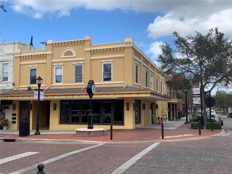 For Rent: $1,300 (1 beds, 1 baths, 800 Square Feet)