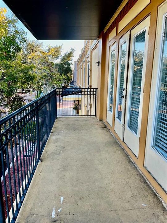 For Rent: $1,300 (1 beds, 1 baths, 800 Square Feet)