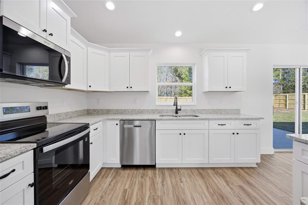 На продажу: $289,000 (4 спален, 2 ванн, 1473 Квадратных фут)