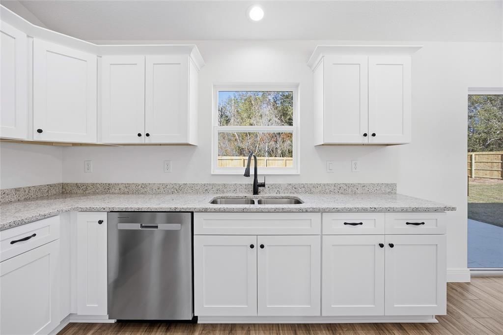 На продажу: $289,000 (4 спален, 2 ванн, 1473 Квадратных фут)