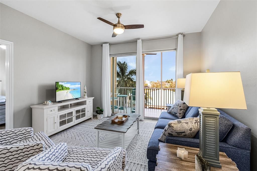 For Sale: $298,000 (2 beds, 2 baths, 890 Square Feet)