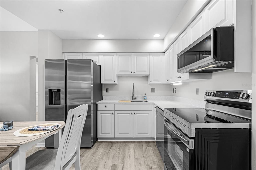 For Sale: $298,000 (2 beds, 2 baths, 890 Square Feet)