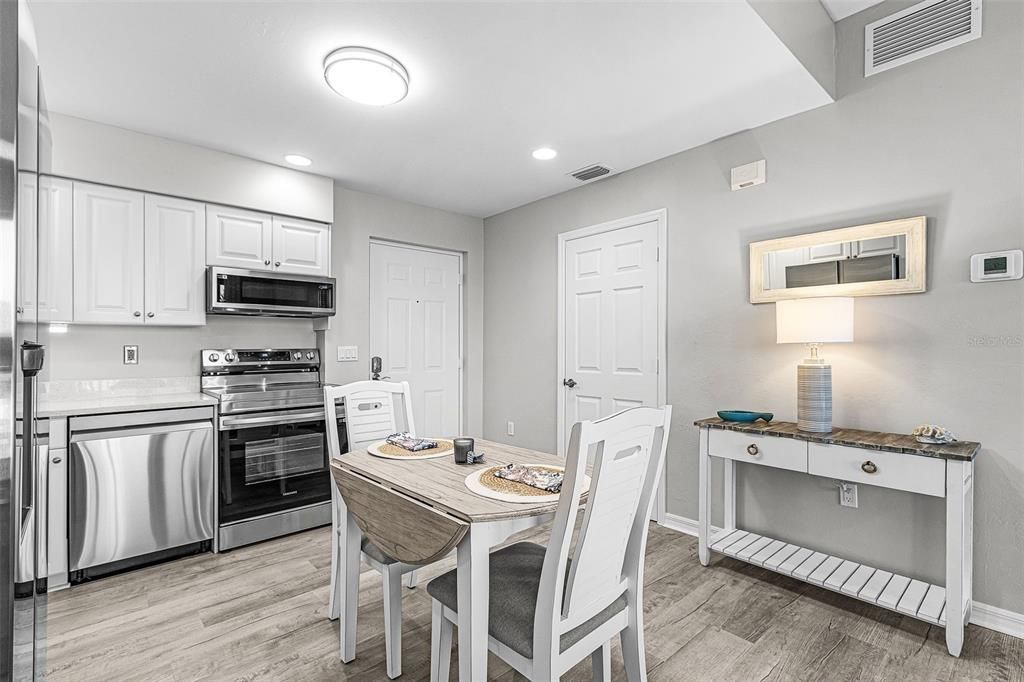 For Sale: $298,000 (2 beds, 2 baths, 890 Square Feet)