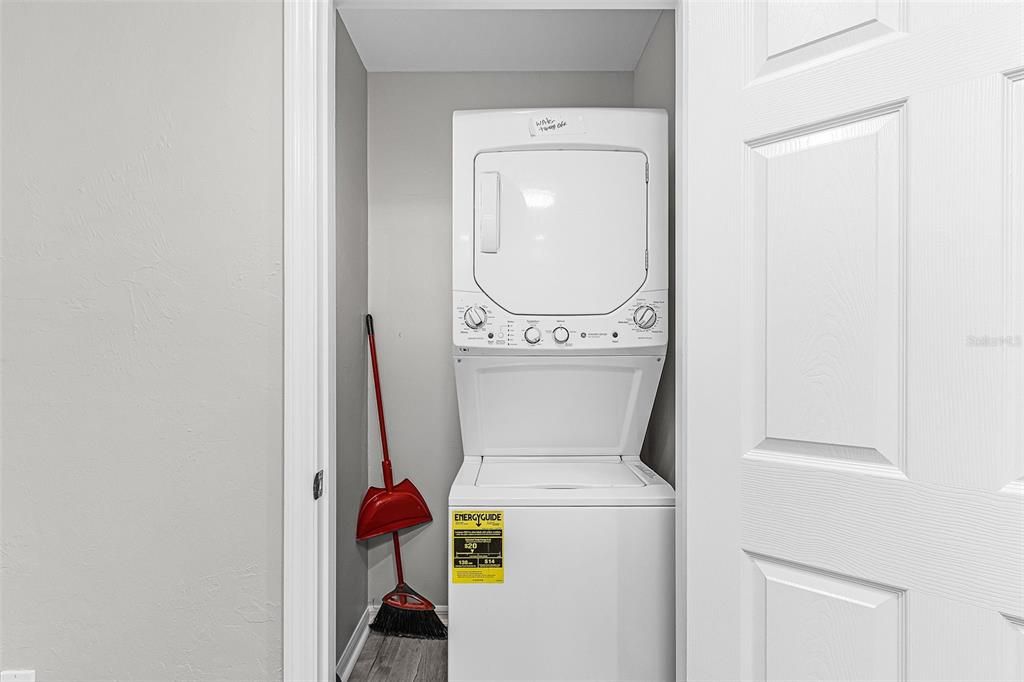 For Sale: $298,000 (2 beds, 2 baths, 890 Square Feet)