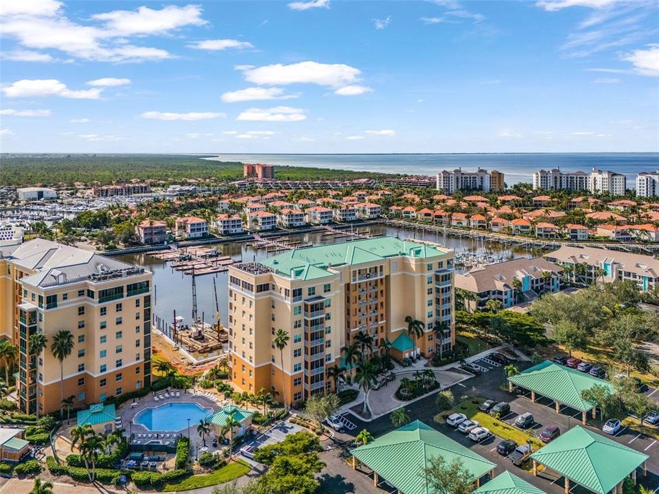 For Sale: $298,000 (2 beds, 2 baths, 890 Square Feet)