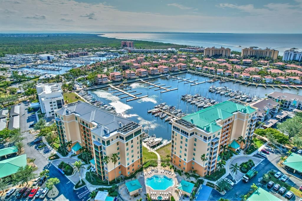 For Sale: $298,000 (2 beds, 2 baths, 890 Square Feet)