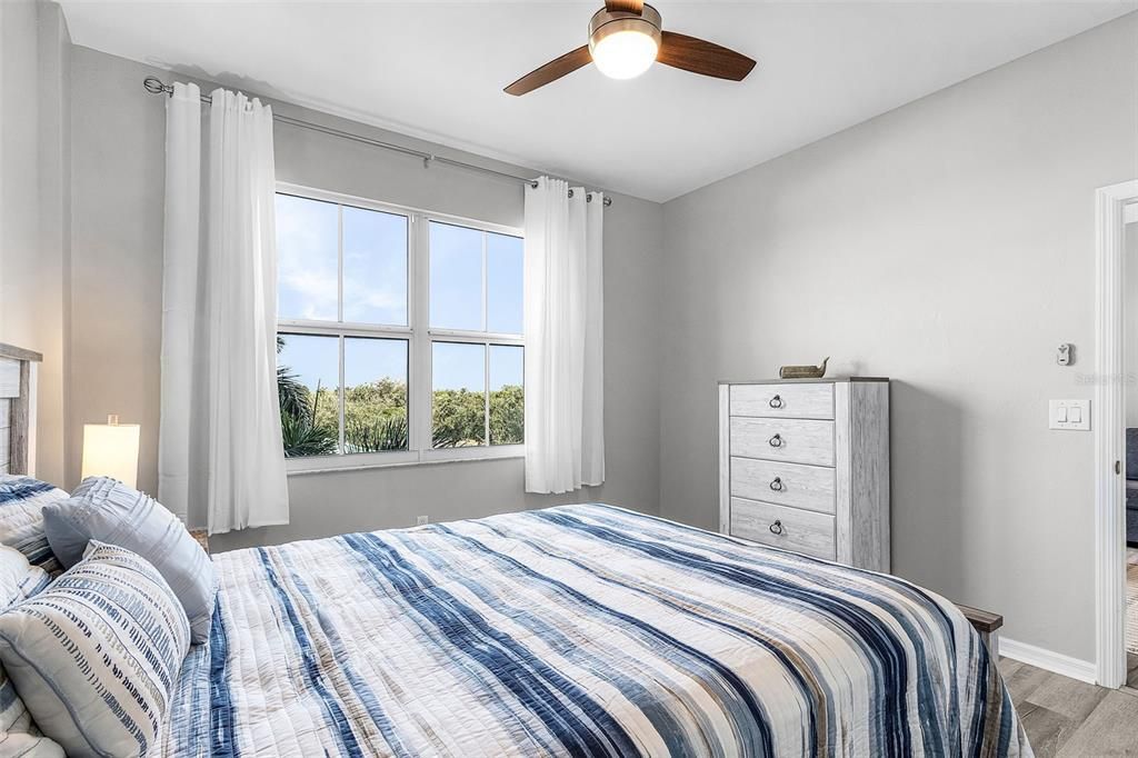 For Sale: $298,000 (2 beds, 2 baths, 890 Square Feet)