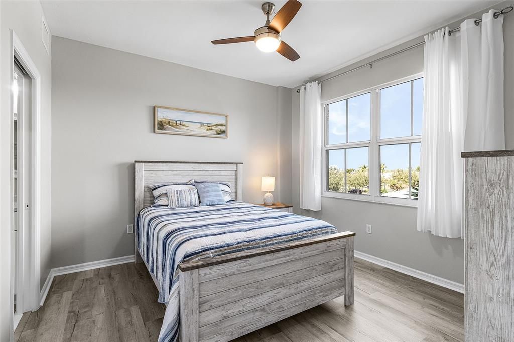 For Sale: $298,000 (2 beds, 2 baths, 890 Square Feet)