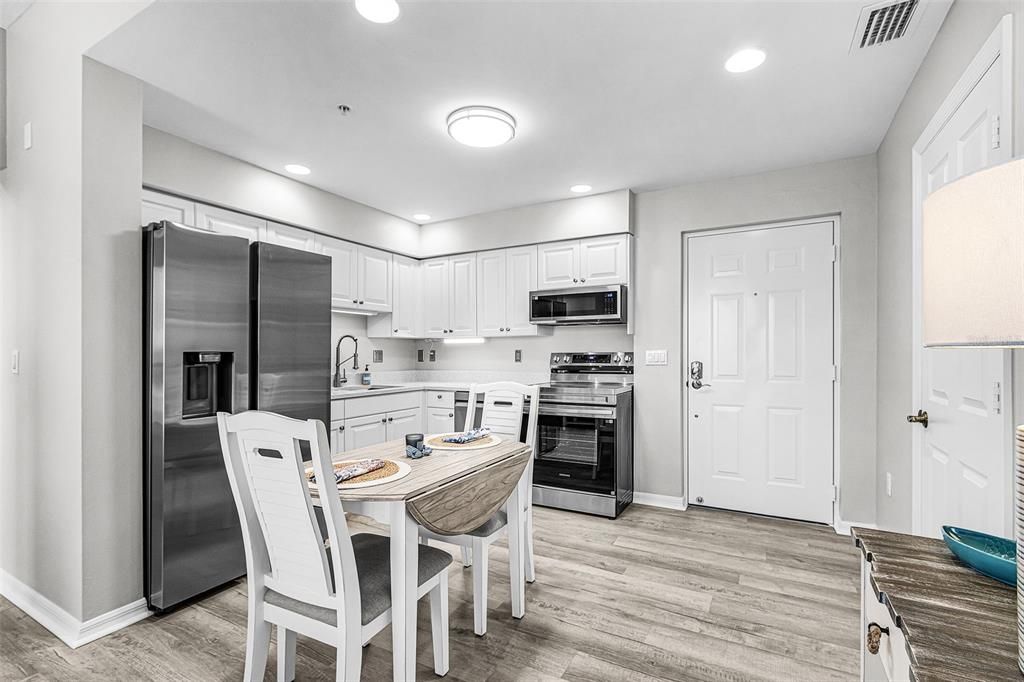 For Sale: $298,000 (2 beds, 2 baths, 890 Square Feet)