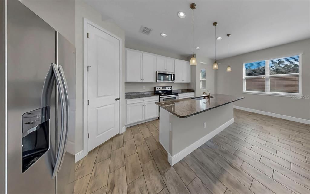 For Sale: $349,000 (3 beds, 2 baths, 1962 Square Feet)