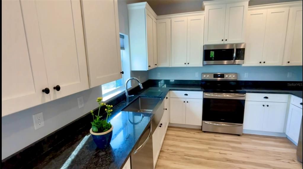 For Sale: $419,900 (3 beds, 2 baths, 1553 Square Feet)