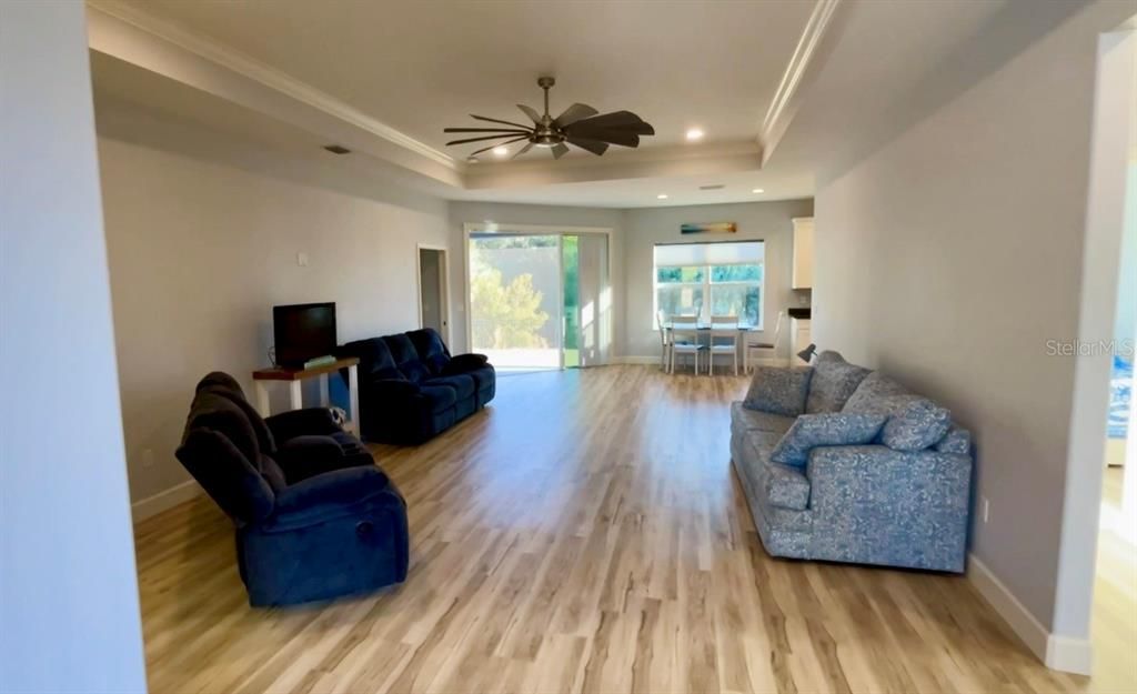 For Sale: $419,900 (3 beds, 2 baths, 1553 Square Feet)