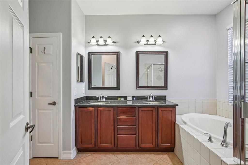 待售: $880,000 (4 贝兹, 3 浴室, 3520 平方英尺)