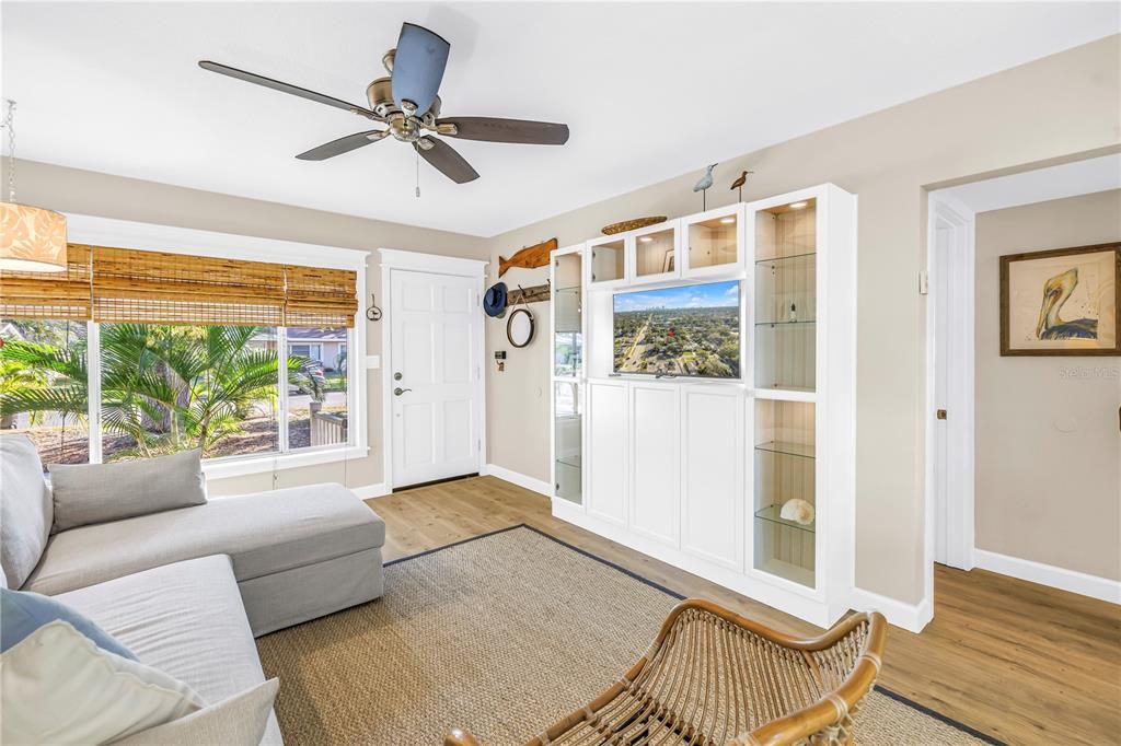 待售: $347,000 (2 贝兹, 1 浴室, 922 平方英尺)