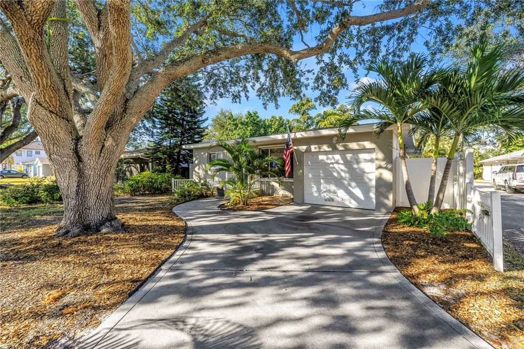 待售: $347,000 (2 贝兹, 1 浴室, 922 平方英尺)