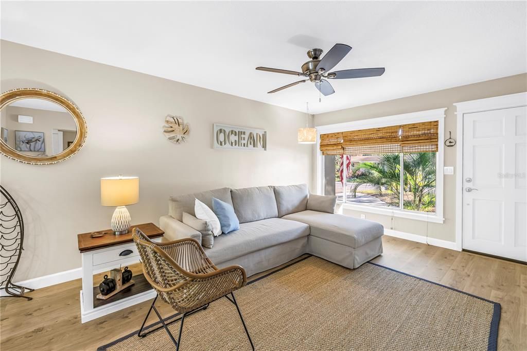 待售: $347,000 (2 贝兹, 1 浴室, 922 平方英尺)