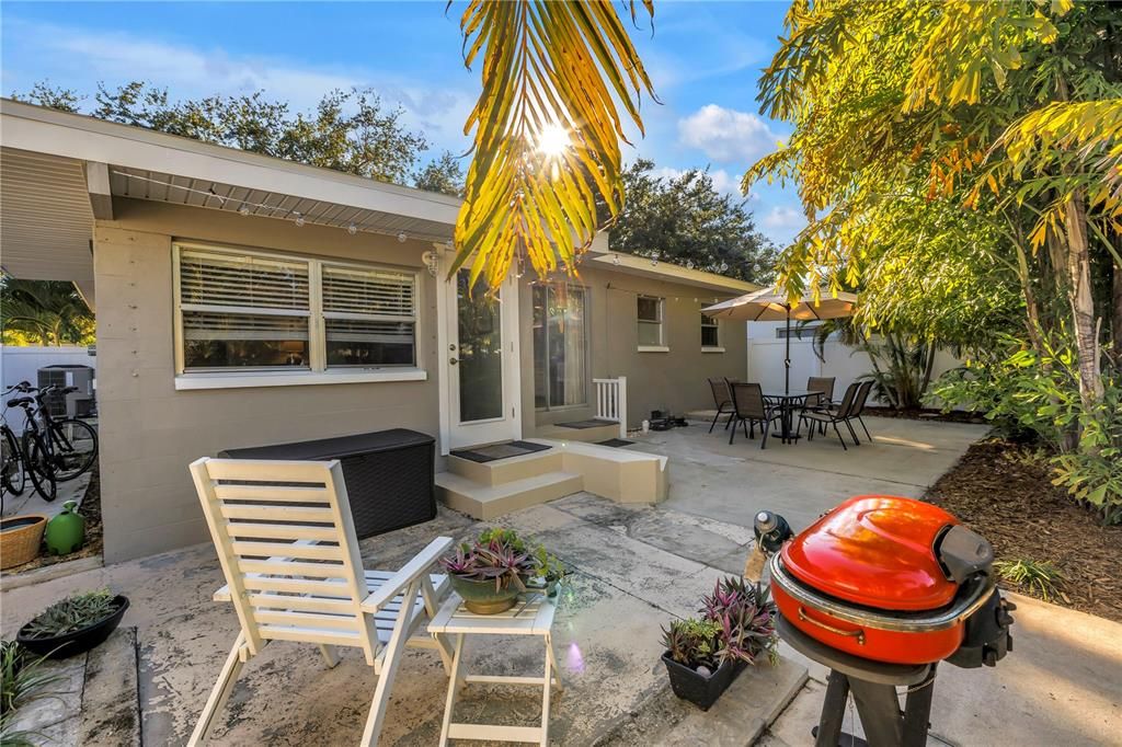 待售: $347,000 (2 贝兹, 1 浴室, 922 平方英尺)