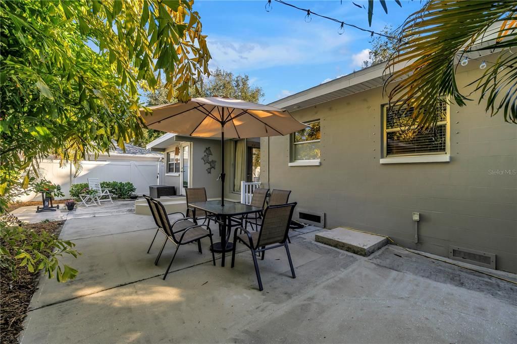 待售: $347,000 (2 贝兹, 1 浴室, 922 平方英尺)