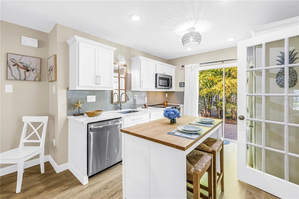 待售: $347,000 (2 贝兹, 1 浴室, 922 平方英尺)