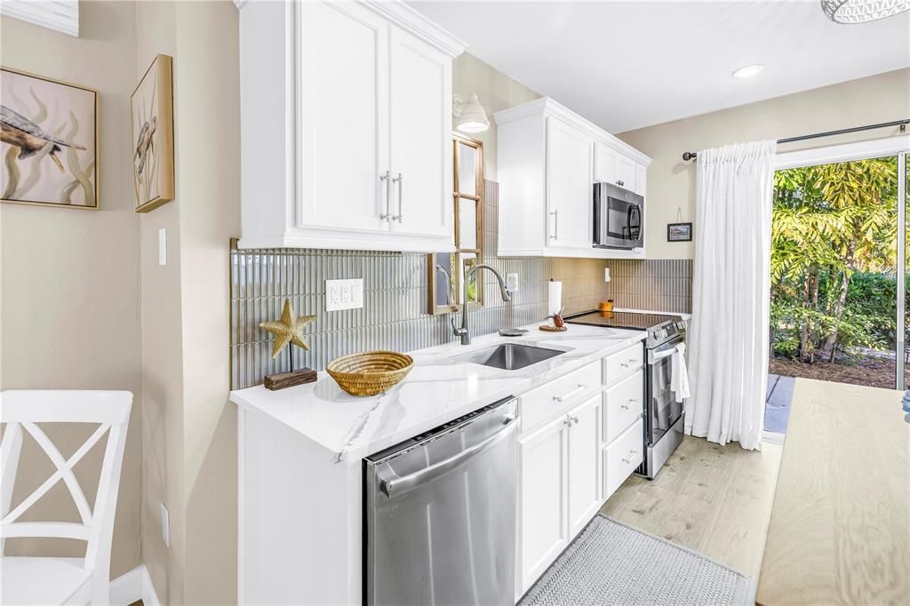 待售: $347,000 (2 贝兹, 1 浴室, 922 平方英尺)