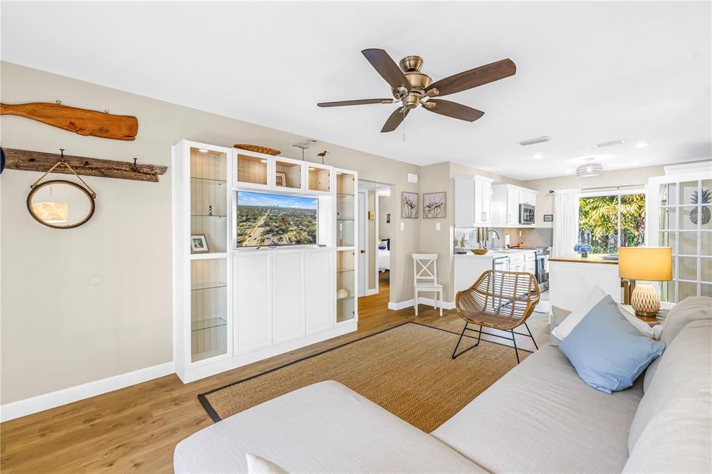 待售: $347,000 (2 贝兹, 1 浴室, 922 平方英尺)