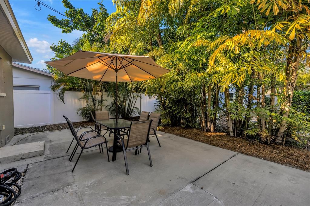 待售: $347,000 (2 贝兹, 1 浴室, 922 平方英尺)