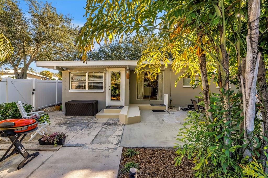 待售: $347,000 (2 贝兹, 1 浴室, 922 平方英尺)