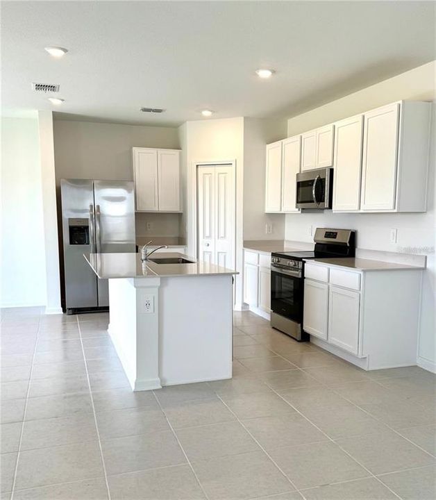 В аренду: $2,200 (4 спален, 2 ванн, 1874 Квадратных фут)