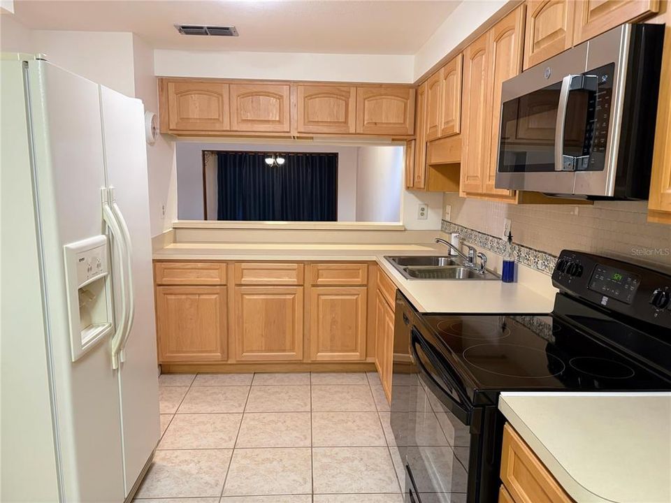 合同活跃: $279,000 (2 贝兹, 2 浴室, 1296 平方英尺)