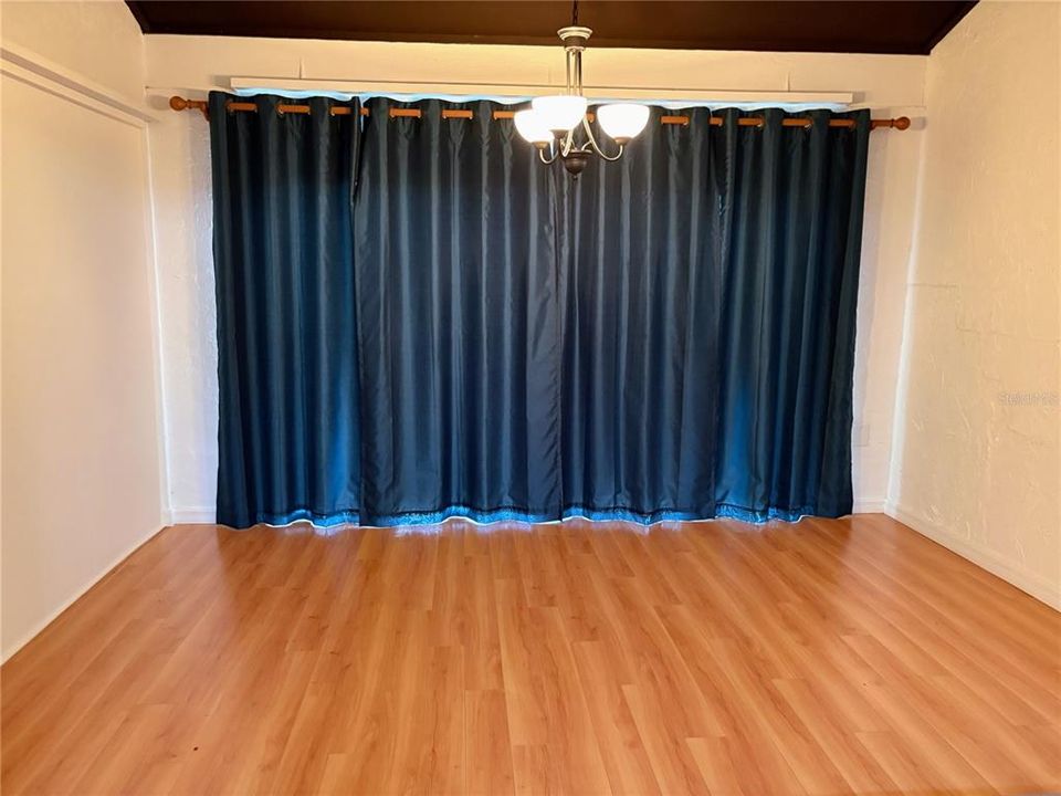 合同活跃: $279,000 (2 贝兹, 2 浴室, 1296 平方英尺)