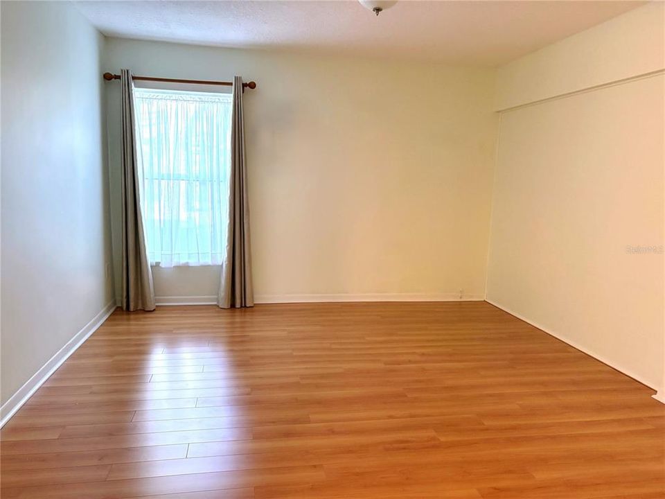 合同活跃: $279,000 (2 贝兹, 2 浴室, 1296 平方英尺)