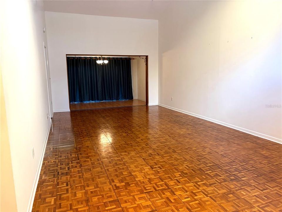 合同活跃: $279,000 (2 贝兹, 2 浴室, 1296 平方英尺)