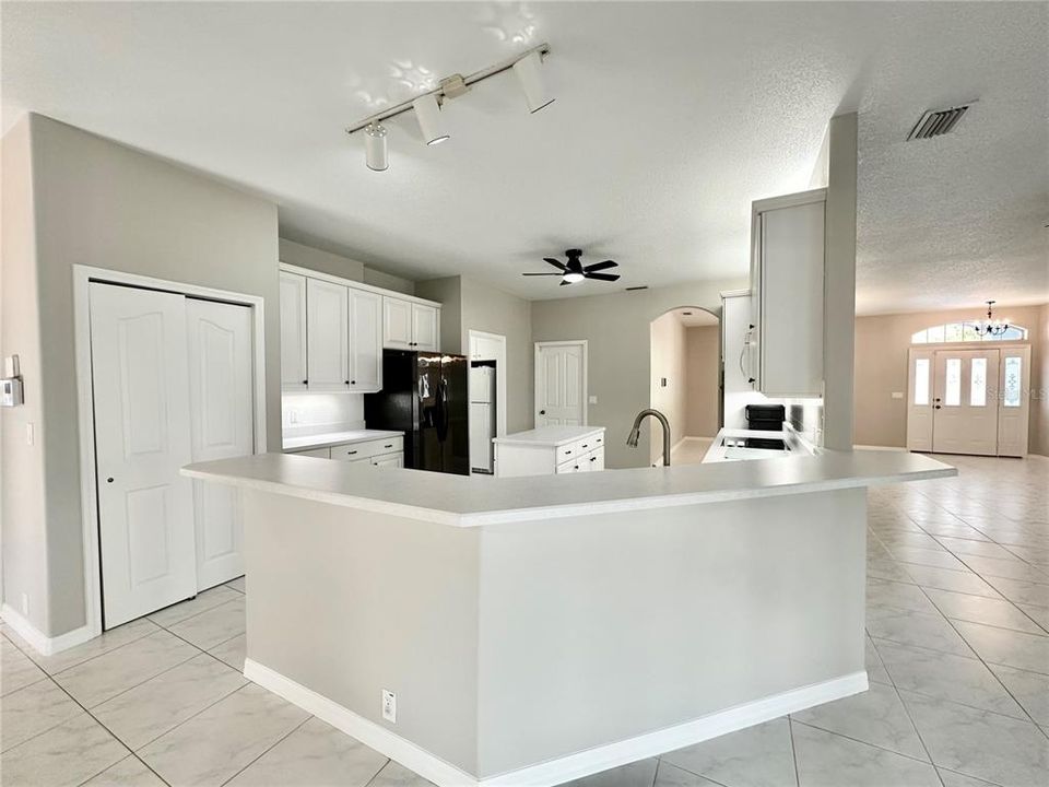 For Sale: $385,000 (3 beds, 3 baths, 2544 Square Feet)