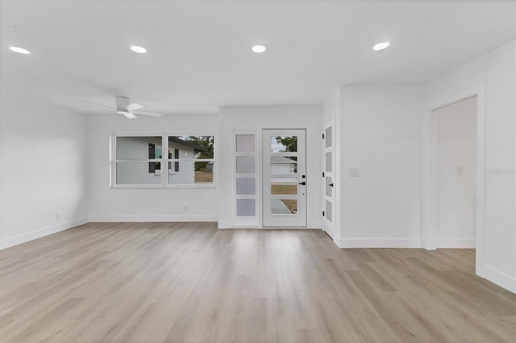 For Sale: $369,000 (3 beds, 2 baths, 1638 Square Feet)