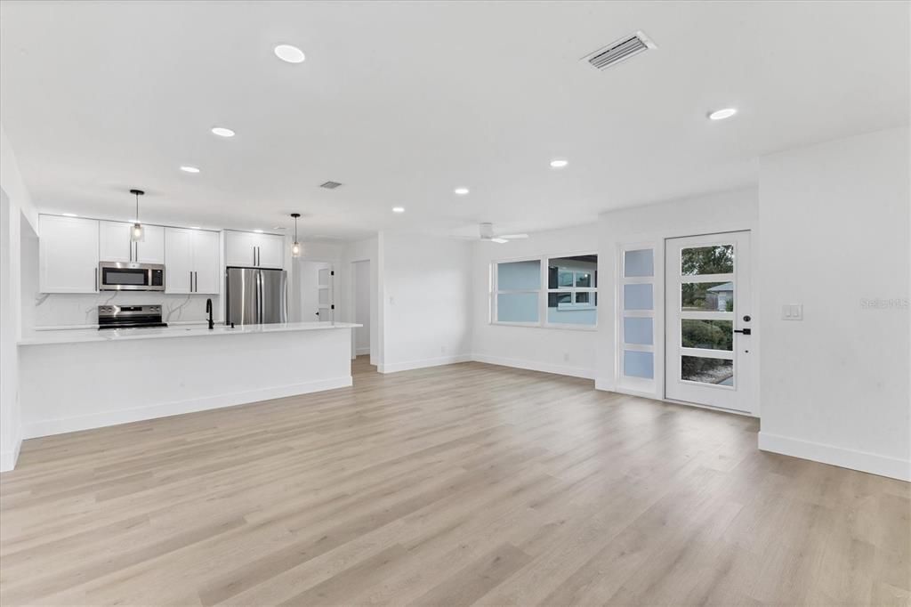 For Sale: $369,000 (3 beds, 2 baths, 1638 Square Feet)